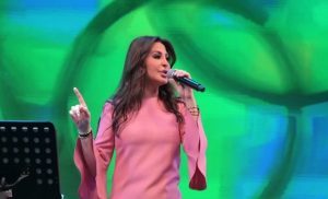 المطربة اللبنانية إليسا تعلق على حفلها في السعودية ( فيديو )
