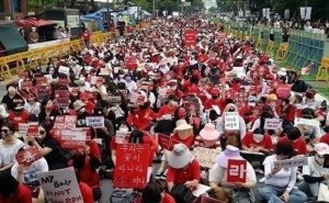 كوريا الجنوبية : 30 ألف امرأة يتظاهرن ضد تصويرهن في المتاجر ( فيديو )