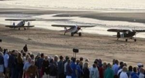 بلجيكا تقيم أول مسابقة لإقلاع و هبوط الطائرات على الرمال في العالم ( فيديو )