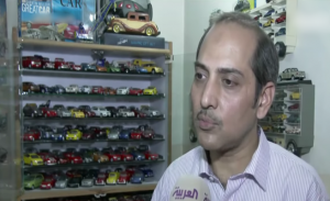 باكستاني يمتلك أكبر مجموعة ألعاب سيارات في العالم ( فيديو )
