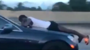 في أمريكا .. رجل يحاول منع طليقته من قيادة السيارة و يتعلق بزجاجها ! ( فيديو )