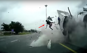 تايلاند : سائق شاحنة يحلق في الهواء بعد أن اصطدمت مركبته بحاجز خرساني ( فيديو )