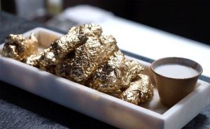 مطعم أمريكي يقدم وجبة دجاج مطلية بالذهب ! ( فيديو )