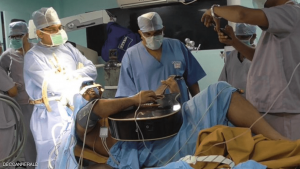 في الهند .. مريض يعزف على ” الغيتار ” أثناء إجراء عملية جراحية في دماغه !