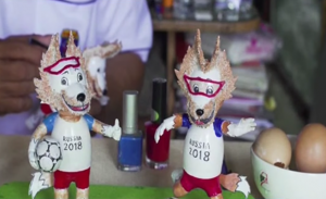 حرفي فيتنامي يصنع تمائم كأس العالم من قشور البيض ! ( فيديو )