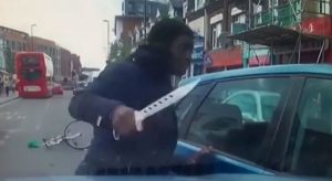 بريطانيا : هجوم جنوني بأداة حادة على سائق سيارة وسط لندن ( فيديو )