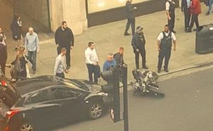 في وضح النهار .. بريطانيا : عملية سرقة بشارع شهير في لندن ( فيديو )