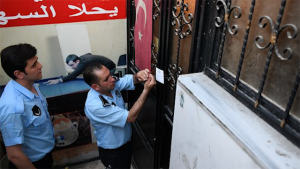 تركيا : إغلاق عدد من مطاعم السوريين في اسطنبول .. و مهلة لتدارك المخالفات و تغيير اللافتات العربية ( صور )