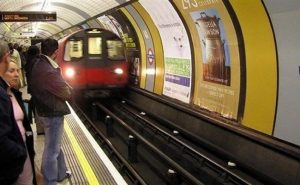 بريطانيا : مقتل 3 أشخاص بعد أن صدمهم قطار جنوب لندن