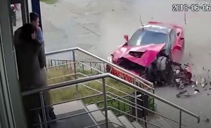 روسيا : تحطم سيارة رياضية و نجاة سائقها و شخصين آخرين ( فيديو )