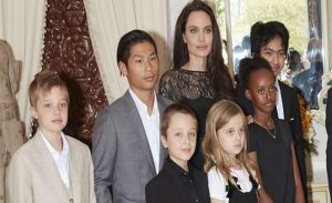 المحكمة تلزم انجلينا جولي السماح لبراد بيت بزيارة أطفاله