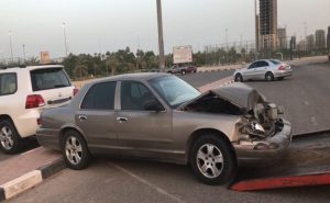 سيارة تتسبب بعدة حوادث في الكويت ( فيديو )