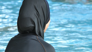 ألمانيا : ترحيب و انتقاد بعد قيام مدرسة بشراء أطقم ” بوركيني ” لدروس السباحة للطالبات المسلمات