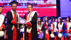 تركيا : تكريم طلاب جامعيين سوريين حققوا المرتبة الأولى في اختصاصاتهم ( صور )