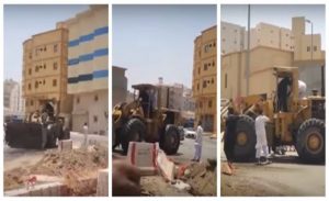 الأمن السعودي يوقف سائق جرافة بعد سحقه مركبات بشكل متعمد ( فيديو )