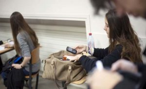 مشروع قرار في فرنسا يحظر الهواتف المحمولة في المدارس
