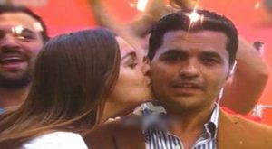 مشجعة روسية تفاجئ مراسل مصري بقبلة مباشرة على الهواء ! ( فيديو )