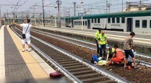 في إيطاليا .. شاب يلتقط صورة سيلفي أمام امرأة صدمها القطار !