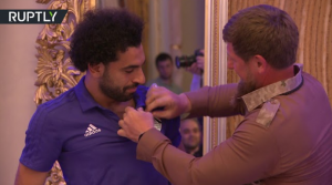 لحظة تسليم اللاعب المصري محمد صلاح أرفع وسام في الشيشان ( فيديو )