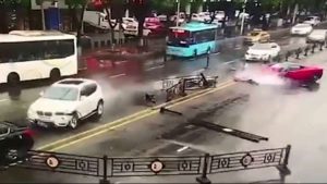 امرأة صينية تحطم سيارة ” فيراري ” بعد شرائها بدقيقتين ! ( فيديو )