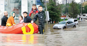 فيضانات تغرق عدداً من الشوارع و تجرف السيارات في مدن تركية ( فيديو )