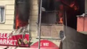 تركيا : إصابة سوريين جراء اندلاع حريق ضخم في مبنى سكني باسطنبول ( فيديو )