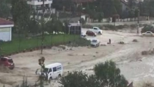 أمطار غزيرة و فيضانات تجرف السيارات في مدينة تركية ( فيديو )