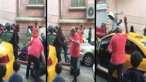 تركيا : غضب و استهجان بعد انتشار مقطع مصور يظهر سائق تاكسي يهين سائحة و يرفض إعادة نقودها ( فيديو )