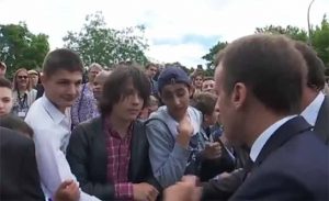 الرئيس الفرنسي يوبخ صبياً بعد أن خاطبه بشكل غير رسمي