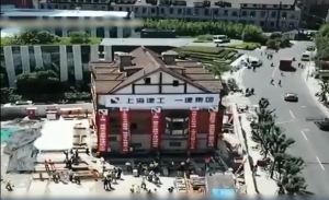 شركة صينية تسحب مبنى بالكامل من مكانه ! ( فيديو )