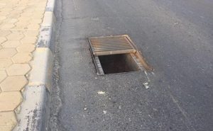 دبي : لص يسقط في فتحة الصرف الصحي عند هروبه