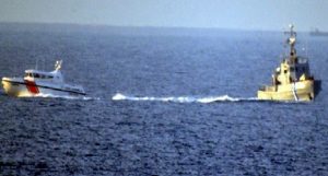وكالة تركية : خفر السواحل اليوناني يطلق النار على قارب يحمل لاجئين سوريين ( فيديو )