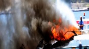 تركيا : حريق يلتهم يختاً فاخراً و قبطانه يقفز في البحر بعد فشله في إنقاذه ( فيديو )