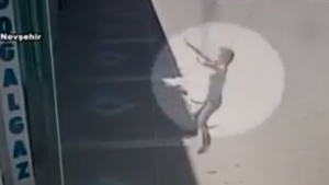 تركيا : مقطع مصور متداول يظهر لحظة سقوط طفل سوري من الطابق الثاني ( فيديو )