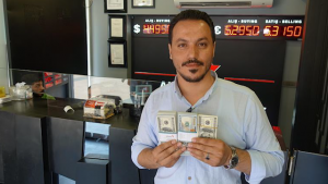 الإعلام التركي الرسمي يحتفي بشاب سوري قام بتحويل آلاف الدولارات إلى الليرة التركية دعماً لها ( فيديو )