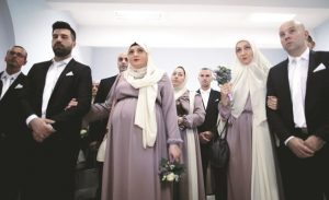 زواج جماعي لـ 120 شاب و فتاة بمسجد في البوسنة ( فيديو )