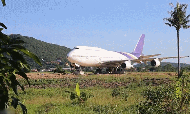 طائرة “ بوينغ ” عملاقة تفاجئ مزارعين تايلنديين بالهبوط في حقولهم !