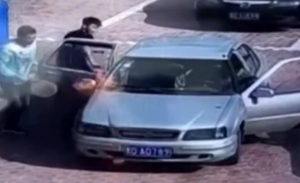 صيني يحاول إطفاء سيارة مشتعلة بالنفخ عليها ! ( فيديو )