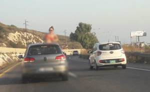 في لبنان .. سيدة تتعرى بشارع عام ! ( صور )