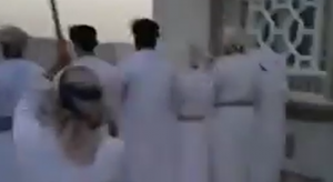 شاب يطلق النار خلف مصلين في سلطنة عمان ( فيديو )