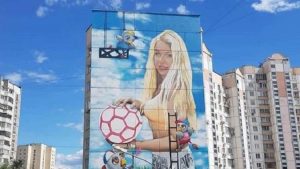 روسي يهدي زوجته جدارية عملاقة بمناسبة كأس العالم لكرة القدم