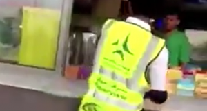 السعودية : حارس أمني يسكب ماء ساخن بوجه عامل ( فيديو )