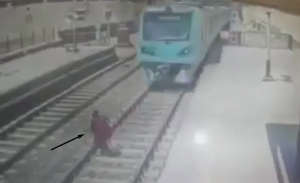 لحظة انتحار طالبة مصرية سحقاً تحت قطار ( فيديو )