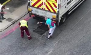 إنقاذ لرجل علق أسفل شاحنة دهسته في لندن ( فيديو )