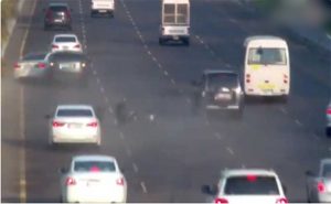 الإمارات : شرطة أبوظبي تنشر فيديو حادث مروري مروع ( فيديو )