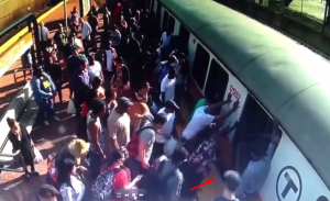 أمريكا : عشرات الركاب يتعاونون لرفع قطار عن ساق امرأة ( فيديو )
