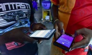 أوغندا تفرض ضريبة يومية على مستخدمي مواقع التواصل ! ( فيديو )
