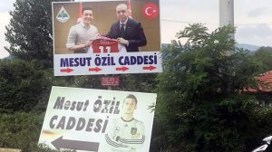تركيا : البلدة التي تعود إليها أصول أوزيل تزيل صورته بقميص المنتخب الألماني و تستبدلها بصورته مع أردوغان ( فيديو )