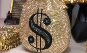 كيم كاردشيان تشتري حقيبة يد بسعر 4 آلاف دولار !