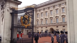 العائلة الملكية البريطانية تخصص ميزانية ” فلكية ” لترميم قصر باكنغهام في لندن